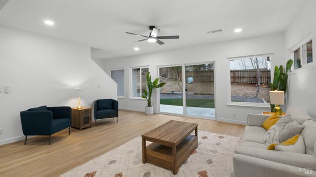 459 Meadowview Dr, Vacaville, CA 95688