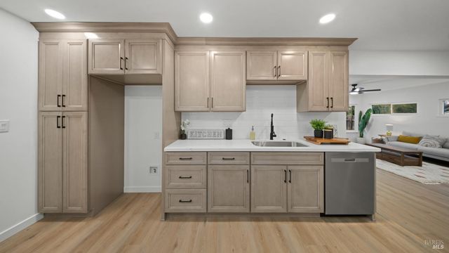 459 Meadowview Dr, Vacaville, CA 95688