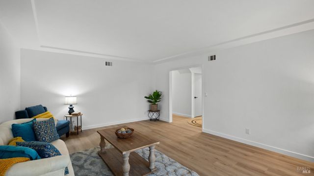 459 Meadowview Dr, Vacaville, CA 95688