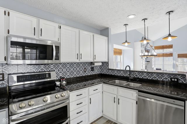 7504 Harbour Isle, Indianapolis, IN 46240