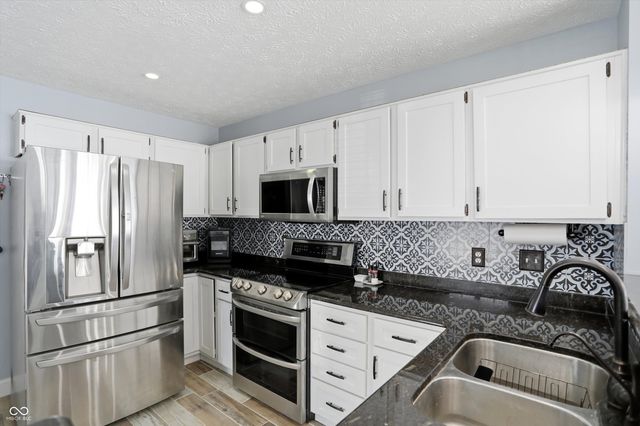 7504 Harbour Isle, Indianapolis, IN 46240