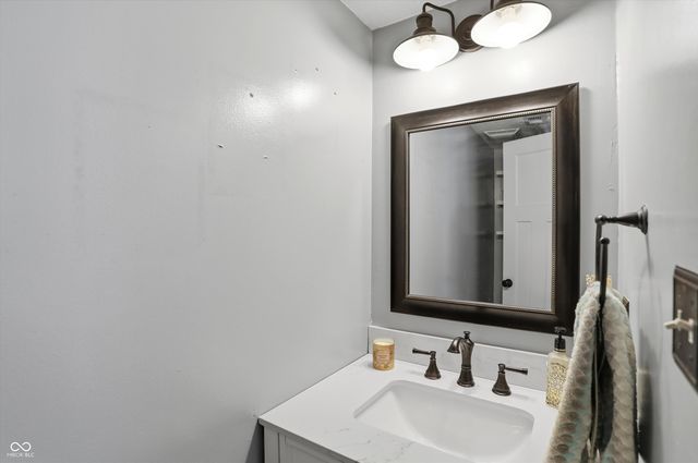 7504 Harbour Isle, Indianapolis, IN 46240