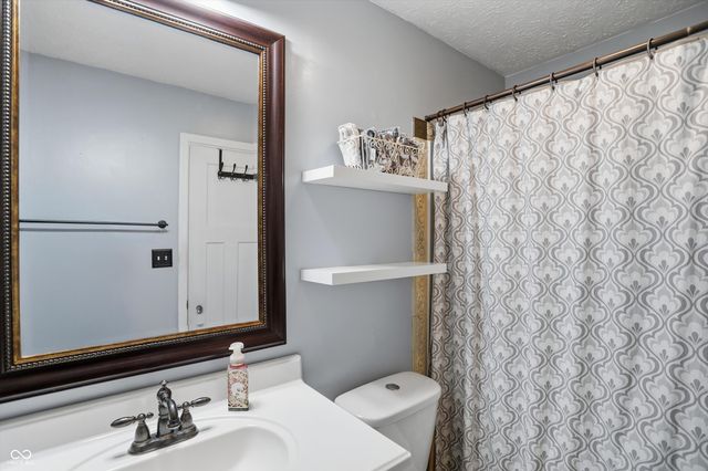 7504 Harbour Isle, Indianapolis, IN 46240