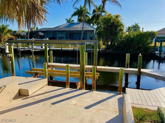 5213 SW 2nd PL, Cape Coral, FL 33914