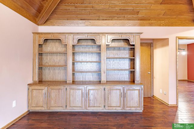 9404 Valaretta Drive, Gretna, NE 68028