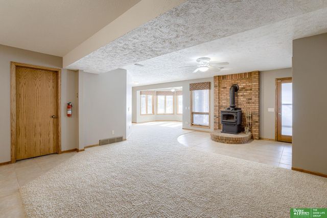 9404 Valaretta Drive, Gretna, NE 68028