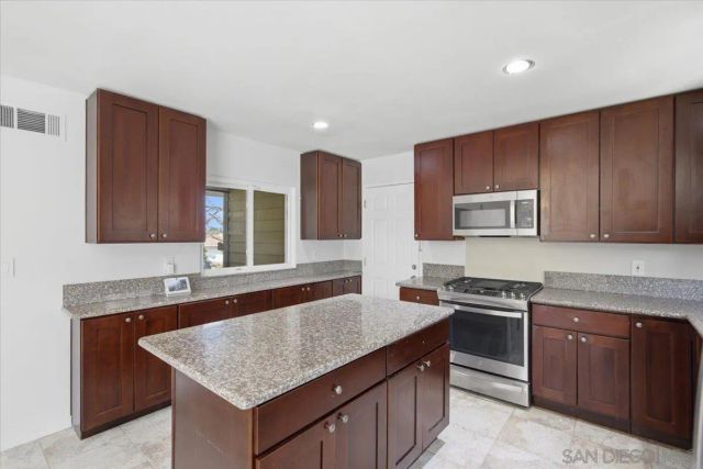 860 Magarian Rd, Fallbrook, CA 92028