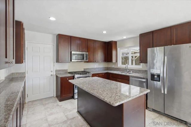 860 Magarian Rd, Fallbrook, CA 92028