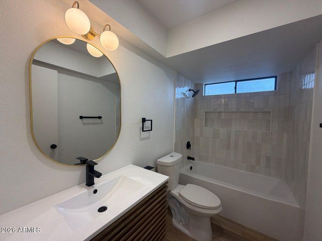 8821 N NEW WORLD Drive, Glendale, AZ 85302