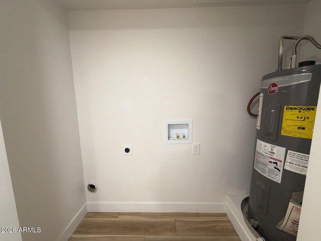 8821 N NEW WORLD Drive, Glendale, AZ 85302
