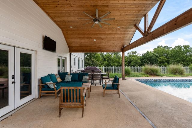 459 Bowling Branch Rd, Cottontown, TN 37048