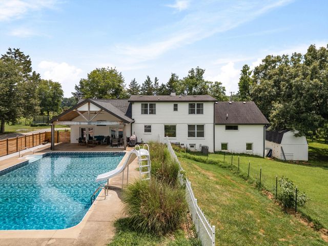 459 Bowling Branch Rd, Cottontown, TN 37048