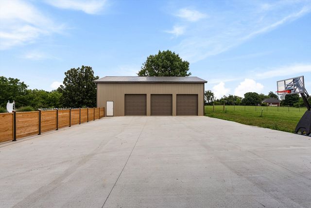 459 Bowling Branch Rd, Cottontown, TN 37048