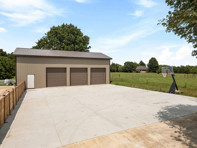 459 Bowling Branch Rd, Cottontown, TN 37048