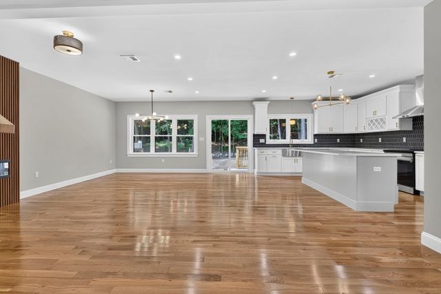 27 Rollins B, Groveland, MA 01834