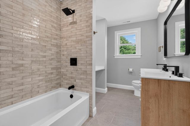 27 Rollins B, Groveland, MA 01834