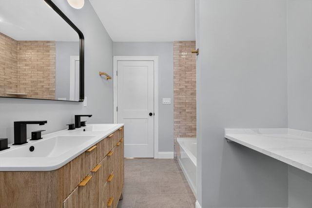 27 Rollins B, Groveland, MA 01834