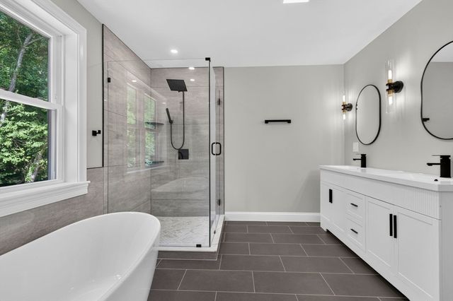 27 Rollins B, Groveland, MA 01834