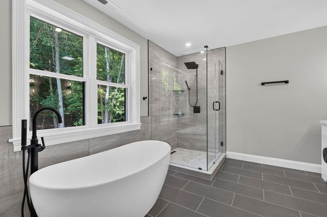 27 Rollins B, Groveland, MA 01834