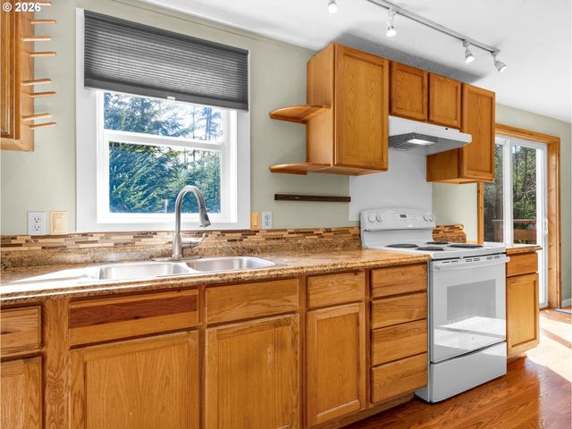 44176 HIGHWAY 30, Astoria, OR 97103