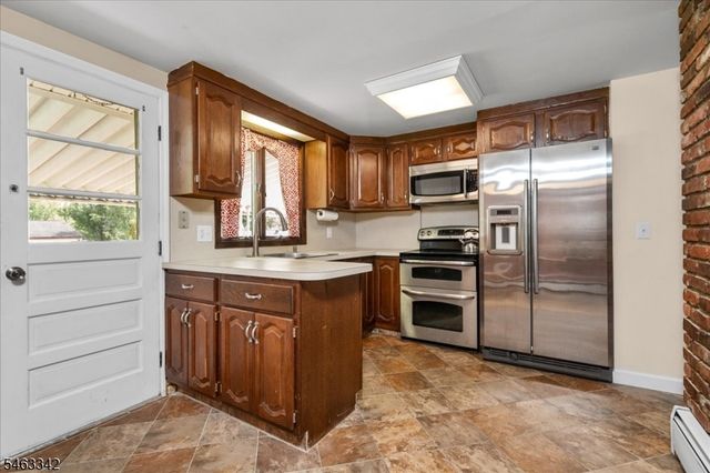8 Fern Ave, Hamburg Boro, NJ 07419