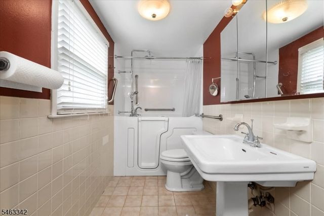 8 Fern Ave, Hamburg Boro, NJ 07419