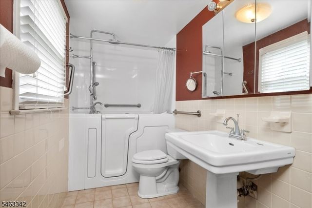 8 Fern Ave, Hamburg Boro, NJ 07419
