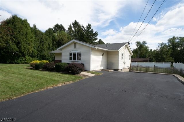 8 Fern Ave, Hamburg Boro, NJ 07419