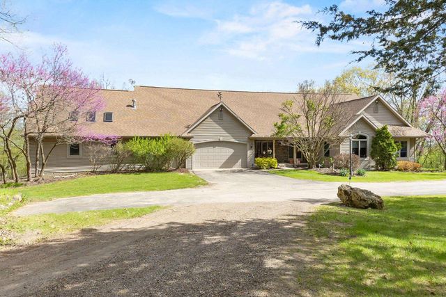 N6130 Honeysuckle Lane, Green Lake, WI 54941