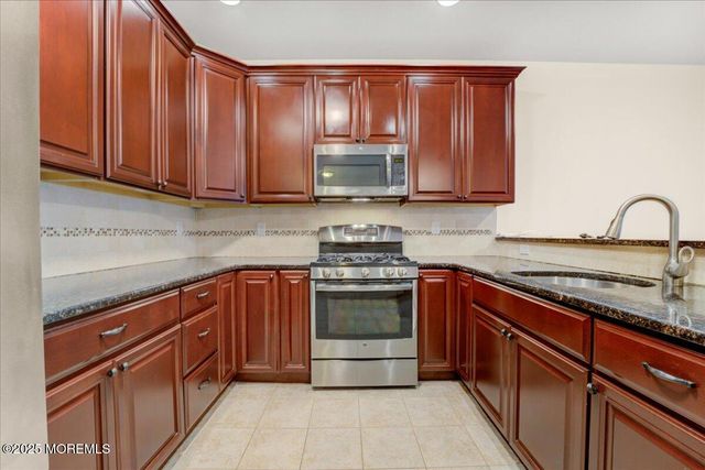 28 Santa Rosa Lane, Tinton Falls, NJ 07753