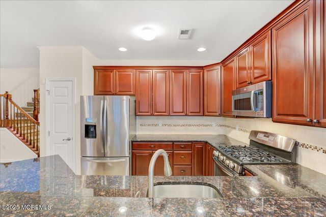 28 Santa Rosa Lane, Tinton Falls, NJ 07753