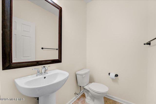 28 Santa Rosa Lane, Tinton Falls, NJ 07753