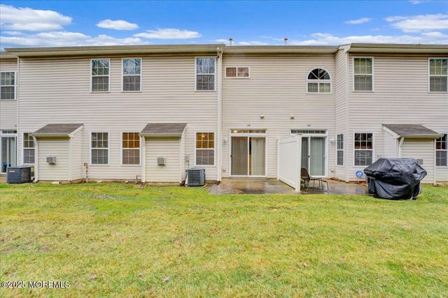 28 Santa Rosa Lane, Tinton Falls, NJ 07753