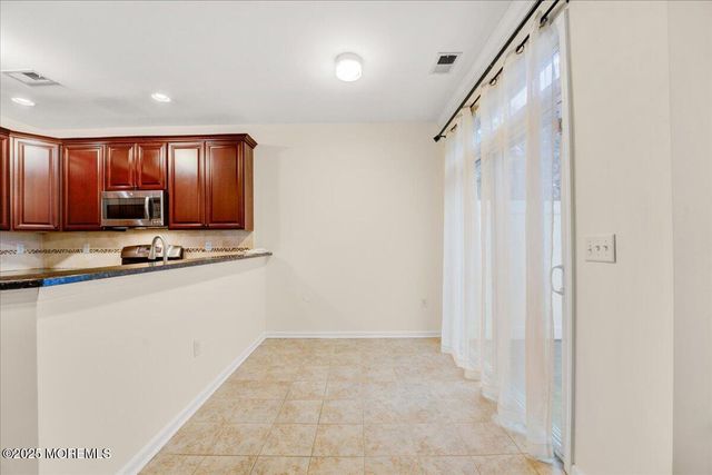 28 Santa Rosa Lane, Tinton Falls, NJ 07753