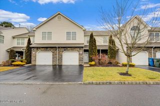 28 Santa Rosa Lane, Tinton Falls, NJ 07753