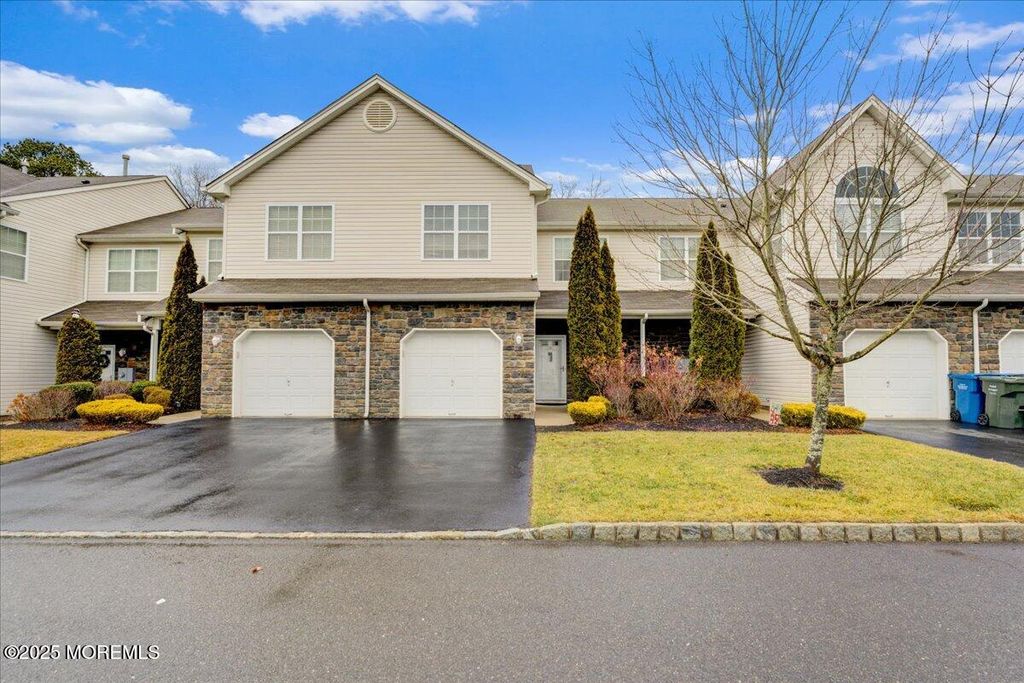 28 Santa Rosa Lane, Tinton Falls, NJ 07753