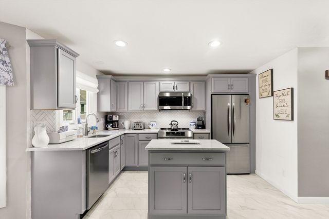 35 Pilgrim Village Road 402, Taunton, MA 02780