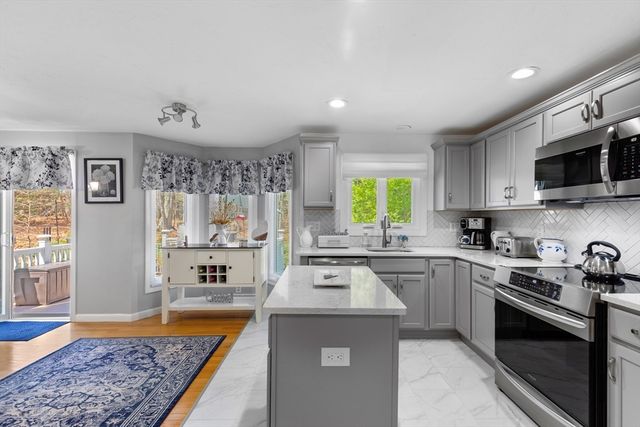 35 Pilgrim Village Road 402, Taunton, MA 02780