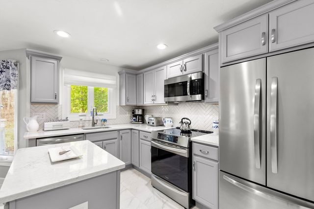 35 Pilgrim Village Road 402, Taunton, MA 02780