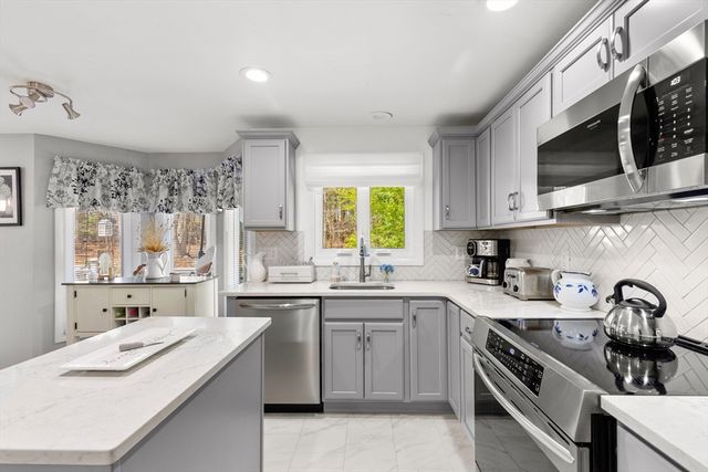 35 Pilgrim Village Road 402, Taunton, MA 02780