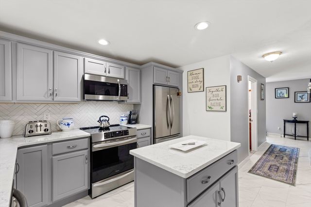35 Pilgrim Village Road 402, Taunton, MA 02780