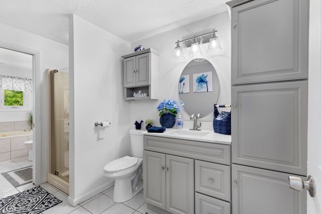 35 Pilgrim Village Road 402, Taunton, MA 02780