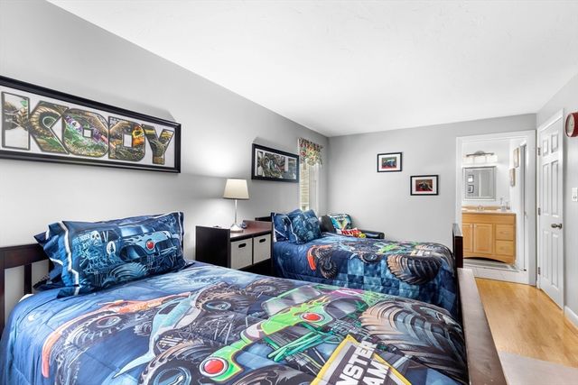 35 Pilgrim Village Road 402, Taunton, MA 02780