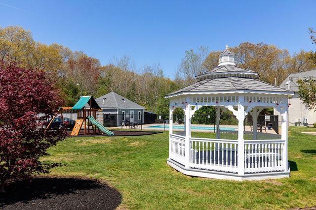35 Pilgrim Village Road 402, Taunton, MA 02780