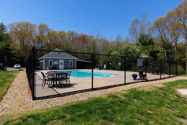 35 Pilgrim Village Road 402, Taunton, MA 02780