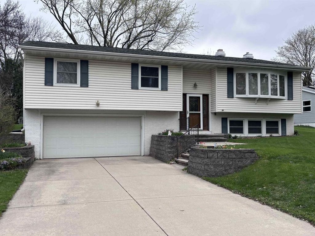 5210 Big Bow Road, Fitchburg, WI 53711