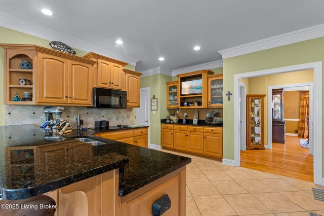 8809 Duck Crossing Ln, Louisville, KY 40291