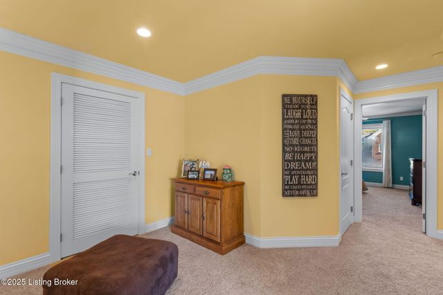 8809 Duck Crossing Ln, Louisville, KY 40291