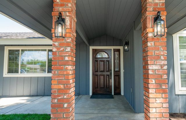 7044 E Clinton Avenue, Fresno, CA 93737