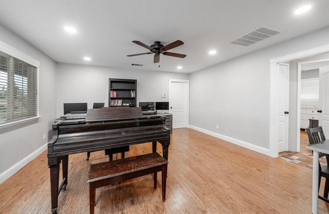 7044 E Clinton Avenue, Fresno, CA 93737